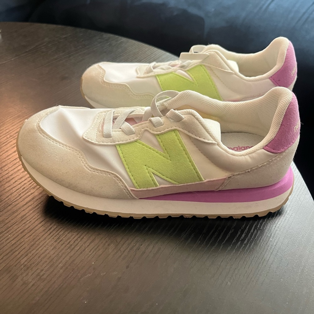NWOB Girls New Balance 237 Sneakers Size 3